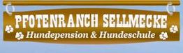 Schild mit Text "Pfotenranch Sellmecke: Hundepension & Hundeschule" und Pfotenabdrücken.