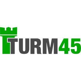 Logo mit grünem Turm und grauem Text "TURM45" auf weißem Hintergrund.