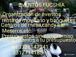 Folleto de "EVENTOS FUCSHIA" con servicios para eventos y números de contacto. Mesa decorada.