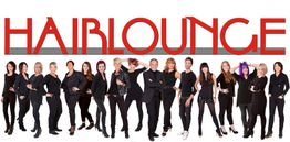 Personengruppe in schwarzer Kleidung vor dem Schriftzug "Hairlounge".