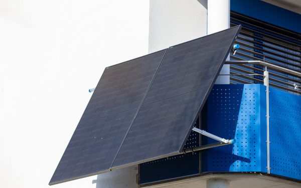 Kleines Balkonkraftwerk aus 2 Solarmodulen an einem modernen Balkon installiert.