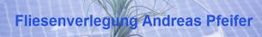 Blauer Schriftzug "Fliesenverlegung Andreas Pfeifer" auf Kachelhintergrund mit Pflanze.