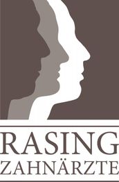 Silhouette von drei Profilen in Braun mit dem Text "Rasing Zahnärzte".