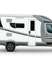 Autocaravana moderna y blanca vista de lado en un fondo blanco.