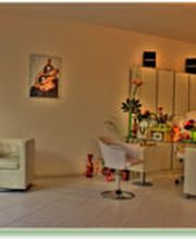Ein moderner Friseursalon mit Stuhl, Spiegel, Pflanzen und hellen Wänden.