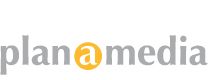 Graues "planamedia"-Logo mit gelbem "a" in der Mitte.