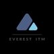 Logo mit dunkelblauem und hellblauem Dreieck. Text: "EVEREST ITM" auf schwarzem Hintergrund.