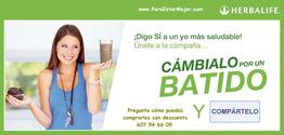 Mujer sonriente sostiene batido y cupcake. Texto: "Cámbialo por un batido y compártelo".