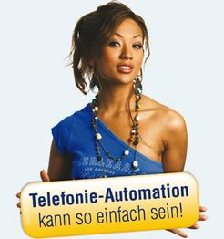 Frau mit blauem T-Shirt hält ein Schild: "Telefonie-Automation kann so einfach sein!"