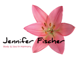 Rosa Lilienblüte mit Schriftzug "Jennifer Fischer, Body & Soul in Harmony".