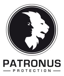 Patronus-Logo mit Silhouetten von Löwe und Mensch, Schriftzug "Patronus Protection" darunter.