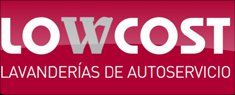 Logo rosa de "LowCost Lavanderías de Autoservicio". Texto en blanco con fondo rojo.