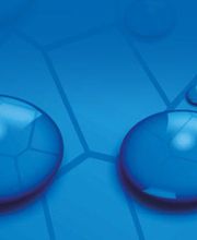 Blaue Wassertröpfchen auf einem netzartigen, blauen Hintergrund, die Lichtreflexionen zeigen.