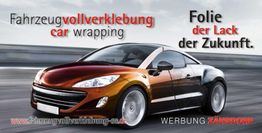 Sportwagen mit Farbverlauf-Beklebung auf Straße; Text: "Fahrzeugvollverklebung, Folie der Zukunft".