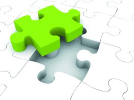 Grünes Puzzleteil schwebt über weißem Puzzle mit leerer Stelle.