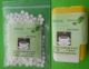 Zwei Verpackungen Stevia-Süßstoff auf grünem Hintergrund, eine in Beutel und eine in Dose.