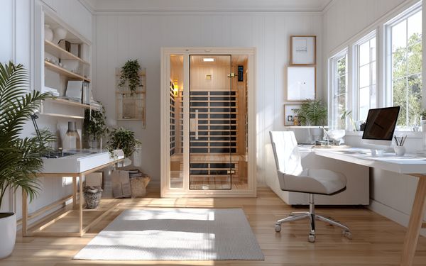 Modernes Home-Office mit platzsparender Infrarotsauna, Schreibtisch und Büroausstattung in heller Umgebung.