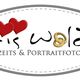 Logo: "Hochzeits & Portraitfotografie" mit roten Herzen und goldenen, ineinander verschlungenen Ringen.