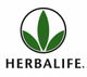 Herbalife-Logo mit grünem Blattdesign in einem Kreis, darunter der Schriftzug "HERBALIFE".