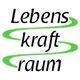 Text: "Lebenskraftraum" in Schwarz, umrahmt von grünen geschwungenen Linien.