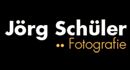 Schwarzes Logo mit weißem Text: "Jörg Schüler Fotografie."