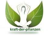 Sitzende Figur in Yoga-Pose vor großen Blättern, Text "kraft-der-pflanzen" darunter.