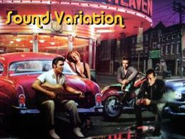 Vier Personen und ein rotes Auto vor einem Diner mit dem neonbeleuchteten Schriftzug "Sound Variation".