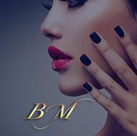 Frau mit schwarzem Nagellack und rotem Lippenstift. Buchstaben "BM" im Bild.