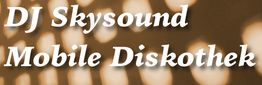 Text: "DJ Skysound Mobile Diskothek" auf braunem, verschwommenem Hintergrund.