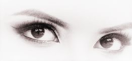 Bleistiftzeichnung von Augen mit starkem Make-up, fokusiert auf die ausdrucksvollen Blicke.