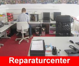 Unsere Werkstatt und einer unserer IT-Systemelektroniker