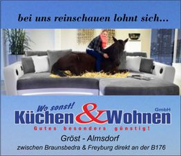 Person sitzt auf einem Pferd in einem Wohnzimmer-Showroom. Text: "Küchen & Wohnen GmbH".