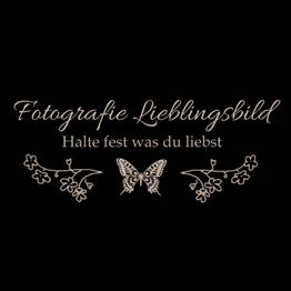 „Fotografie Lieblingsbild“ mit Schmetterling und floralen Verzierungen auf schwarzem Hintergrund.