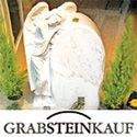Engelstatue neben einem Grabstein, umgeben von Pflanzen. Text: "GRABSTEINKAUF".