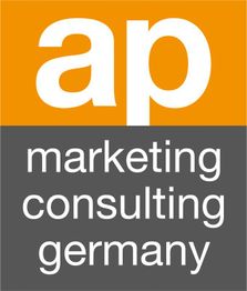 Logo mit „ap marketing consulting germany“ in Weiß auf orange-grauem Hintergrund.