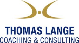 Logo mit Text: "Thomas Lange Coaching & Consulting" in Blau und Gold.
