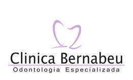 Logotipo de "Clínica Bernabeu" con un diente estilizado y texto: Odontología Especializada.