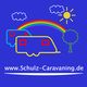 Bunte Wohnwagen, Regenbogen, Sonne und Baum auf blauem Hintergrund, Text: www.Schulz-Caravaning.de