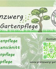 Grünzwerf Gartenpflege-Logo mit Leistungen und QR-Code auf grünem Hintergrund mit Blättern.