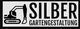 Bagger-Logo mit Text "Silber Gartengestaltung" in Schwarz-Weiß.