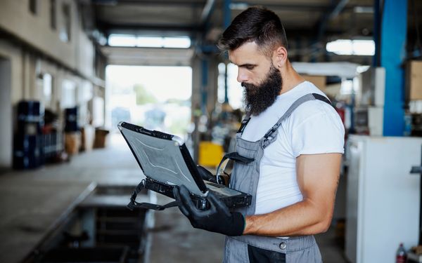 Handwerker schaut in sein Gerät