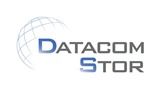 Logo mit der Aufschrift "Datacom Stor" und einem stilisierten Globus auf weißem Hintergrund.