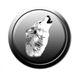 Runder Knopf mit heulendem Wolf in Schwarz-Weiß auf schwarzem Hintergrund.