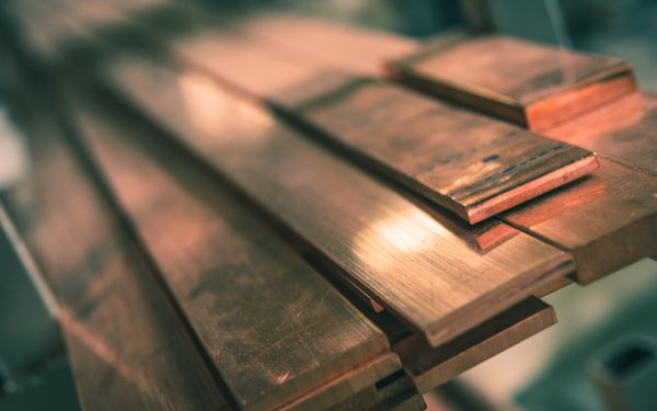 mehrere Messingplatten