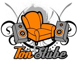 Grafik mit einem orangefarbenen Sessel zwischen zwei Lautsprechern; Text: „Ton Stube“.