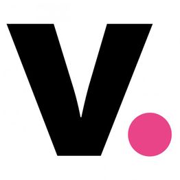 Schwarzer Buchstabe "V" mit rosa Punkt rechts daneben auf weißem Hintergrund.