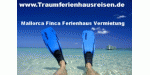 Zwei Füße mit Schwimmflossen im Meer, blauer Himmel, Website und Text über Ferienhausvermietung.