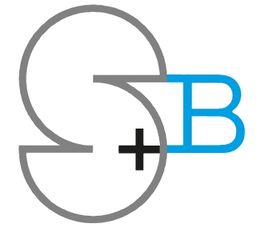 Logo mit grauem S, blauem B und schwarzem Pluszeichen auf weißem Hintergrund.