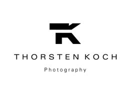 Logo: Schwarzes K, darunter „Thorsten Koch Photography“ auf weißem Hintergrund.