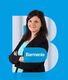 Frau mit dunklen Haaren vor blauem Hintergrund und einem großen "B" der Firma Barmenia.